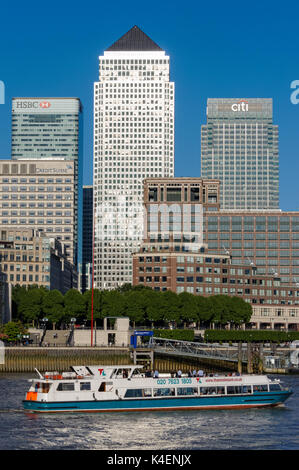 Blick über die Themse in Richtung Canary Wharf Financial District in London, England, Vereinigtes Königreich, Großbritannien Stockfoto