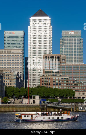 Blick über die Themse in Richtung Canary Wharf Financial District in London, England, Vereinigtes Königreich, Großbritannien Stockfoto