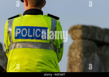 Streife in Stonehenge prähistorische Monument in Wiltshire, England Vereinigtes Königreich Großbritannien Stockfoto
