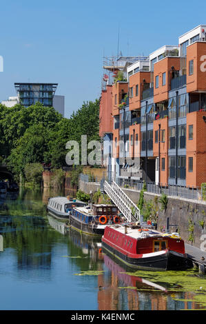 Modernes Gehäuse entlang Limehouse Cut Kanal in London, England, Vereinigtes Königreich, Großbritannien Stockfoto