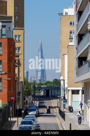 Blick über Cuba Street in Canary Wharf in Richtung der Shard Wolkenkratzer, London, England, Vereinigtes Königreich, Großbritannien Stockfoto