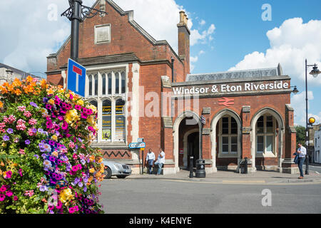 Eingang zum Windsor & Eton Riverside Bahnhof, Hof, Windsor, Berkshire, England, Vereinigtes Königreich Stockfoto