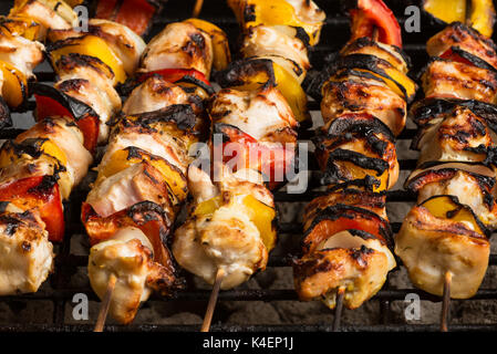 Bar-B-Q oder BBQ oder Grillen mit Kebab kochen, Kohle Grill von Hähnchenfleisch Spieße mit Zwiebeln und Paprika. Stockfoto