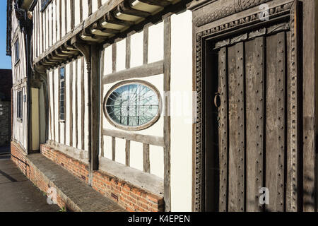 Holz - Fassade des Tudor Gebäude an der Ecke des Hoch- und Schloss Straßen, Saffron Walden, Essex, England, Vereinigtes Königreich gerahmt Stockfoto
