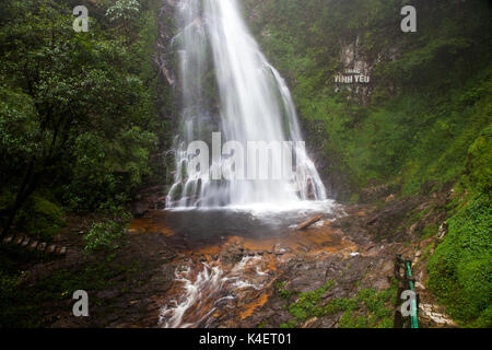 Tinh yeu oder Liebe Wasserfall im Dschungel in der Nähe von Sa Pa, Vietnam Stockfoto