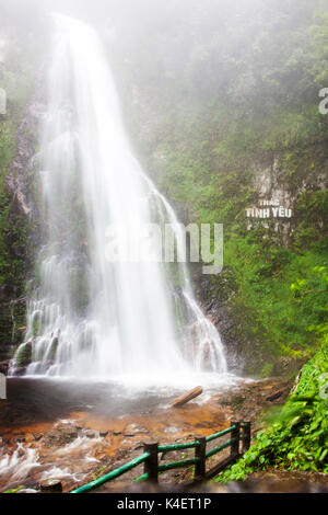 Tinh yeu oder Liebe Wasserfall im Dschungel in der Nähe von Sa Pa, Vietnam Stockfoto