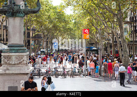 La Rambla Fußgängerzone Tourist Street im Zentrum von Barcelona in der Hauptstadt und die größte Stadt Kataloniens, in Spanien Stockfoto