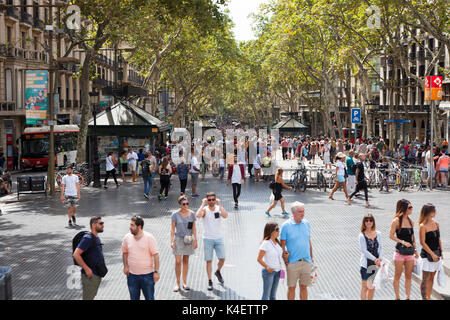 La Rambla Fußgängerzone Tourist Street im Zentrum von Barcelona in der Hauptstadt und die größte Stadt Kataloniens, in Spanien Stockfoto