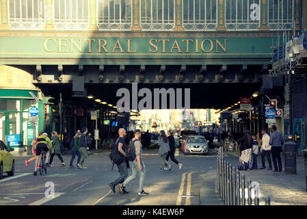 'Central Station' Verschmutzung hotspot Hielanman's Umbrella Highlanders Regenschirm argyle und Hope Street Glasgow geschäftigen Straße. Stockfoto