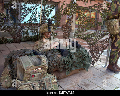 Armee Rekrutierung dummy mit Helm Kamera cam street Anzeige replizieren Bekämpfung Rolle Stockfoto