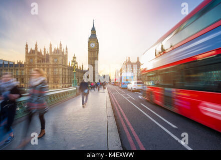 London, England - Die berühmten Big Ben und das Parlamentsgebäude mit berühmten roten Doppeldeckerbus und Touristen unterwegs auf die Westminster Bridge an Stockfoto