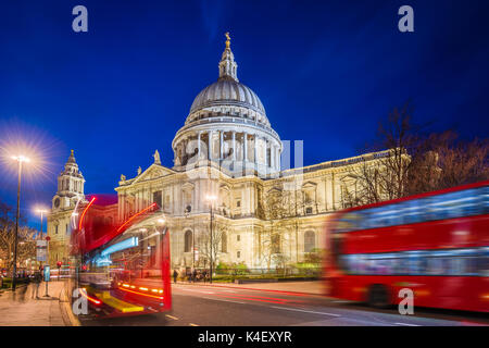 London, England - Schöne St. Paul's Cathedral mit symbolträchtigen roten Doppeldeckerbussen in der Nacht Stockfoto