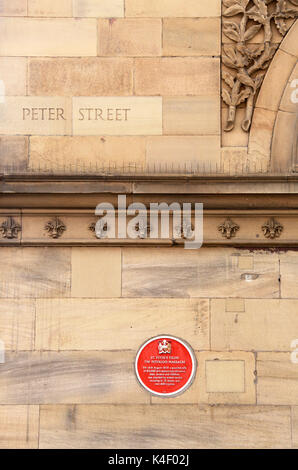 Peterloo Massaker rote Plakette auf der Free Trade Hall in Manchester, das heute das Radisson Hotel Stockfoto