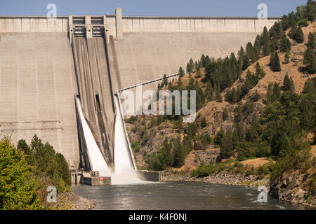 Die hochwasserentlastung Abflüsse Wasser vom Damm hinunter in den Clearwater River in Idaho Stockfoto