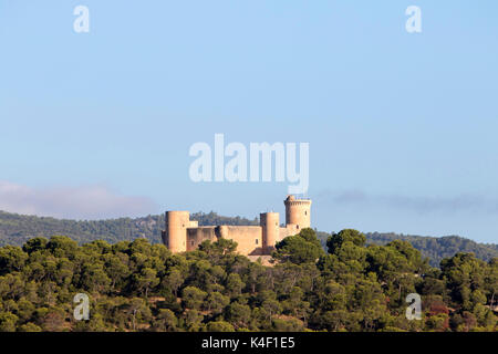 Das Schloss Bellver von der Bucht von Palma de Mallorca auf den Balearen in Spanien gesehen an der Südküste von Mallorca im Sommer Stockfoto