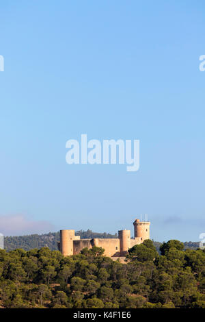 Das Schloss Bellver von der Bucht von Palma de Mallorca auf den Balearen in Spanien gesehen an der Südküste von Mallorca im Sommer Stockfoto