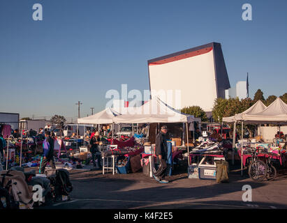 Viele alte Drive-in-Theater haben jetzt beome sehr beliebten Tauschbörsen für Antiquitäten, Sammlerstücke und gute alte Schnäppchen zu suchen. Stockfoto