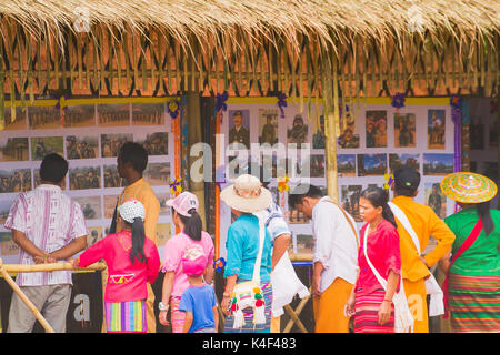 Staat Shan Armee (SSA), Burma - 21. Mai: Nicht identifizierte Personen Dress Up wunderschön im Staat Shan Armee Tag am 21. Mai 2017 Loi Kaw Wan, Burma. Stockfoto