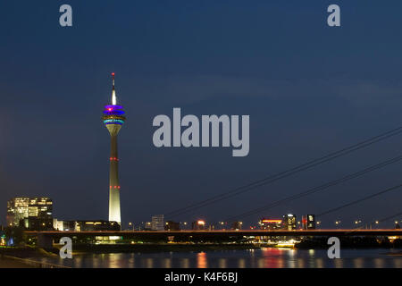 Nacht Blick auf Rhein (Rhein) Fluss und die Tower (Rheinturm) in Düsseldorf. Stockfoto