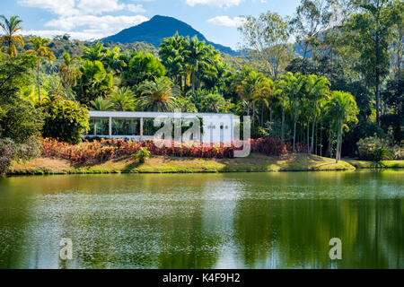 Außenansicht der Inhotim Zentrum für Zeitgenössische Kunst an der Rezeption, das Besucherzentrum in einem See, Brumadinho, Belo Horizonte, Brasilien wider. Stockfoto