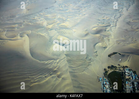 Huacachina Oasis und Dünen, in der Nähe von Ica, Peru, Südamerika - Antenne Stockfoto