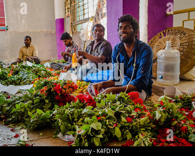 BANGALORE, INDIEN - 06. Juni 2017: blumenverkäufer an KR Markt in Bangalore. in Bangalore, Indien Stockfoto