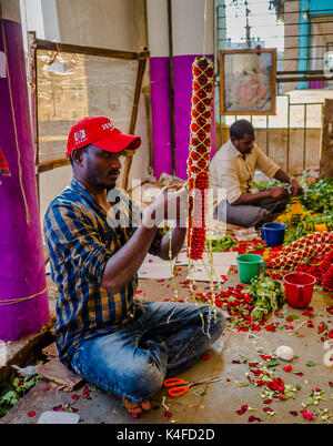 BANGALORE, INDIEN - 06. Juni 2017: blumenverkäufer an KR Markt in Bangalore. in Bangalore, Indien Stockfoto