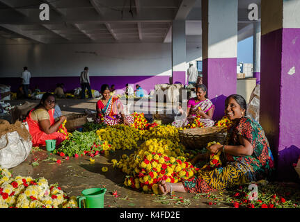 BANGALORE, INDIEN - 06. Juni 2017: blumenverkäufer an KR Markt in Bangalore. in Bangalore, Indien Stockfoto