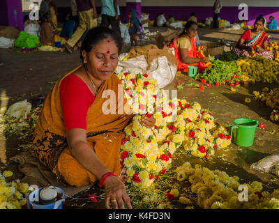 BANGALORE, INDIEN - 06. Juni 2017: blumenverkäufer an KR Markt in Bangalore. in Bangalore, Indien Stockfoto