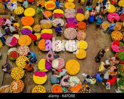 BANGALORE, INDIEN - 06. Juni 2017: blumenverkäufer an KR Markt in Bangalore. in Bangalore, Indien Stockfoto