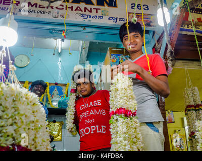 BANGALORE, INDIEN - 06. Juni 2017: Unbekannter Kerle als blumenverkäufer an KR Markt in Bangalore. in Bangalore, Indien Stockfoto