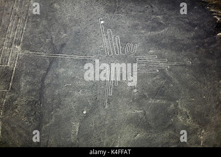 Der Kolibri, Nazca Linien, (alte Geoglyphen und Weltkulturerbe) in der Wüste in der Nähe von Nazca, ICA-Region, Peru, Südamerika - Antenne Stockfoto