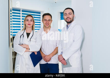 Portrait von medizinischen Teams stehen im Krankenhaus Halle. Stockfoto