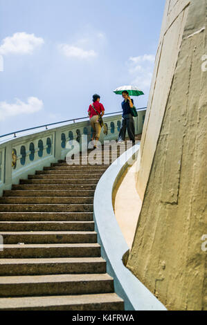 Zwei Frauen auf der Treppe nach oben Golden Mount in Bangkok, Thailand. Stockfoto