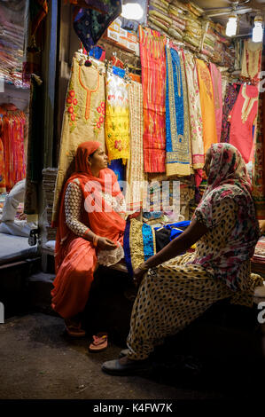 NEW DELHI, INDIEN - ca. Oktober 2016: Frauen Shopping für Saris in den Markt von Delhi Chandni Chowk in Old Delhi. Stockfoto