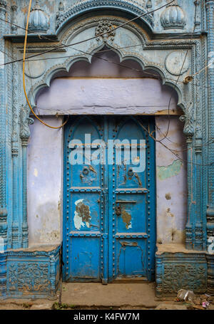 NEW DELHI, INDIEN - ca. Oktober 2016: alte Tür in Delhi. Stockfoto