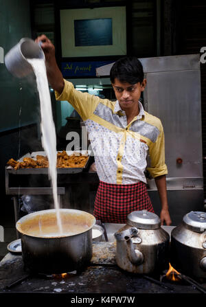 NEW DELHI, INDIEN - ca. Oktober 2016: Essen Kaufmann rund um das Spice Market und die Chandni Chowk in Old Delhi. Stockfoto