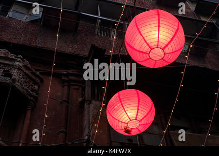 NEW DELHI, INDIEN - ca. Oktober 2016: Diwali, auch als Festival der Lichter, Dekoration auf den Straßen von Chandni Chowk in Old Delhi. Stockfoto