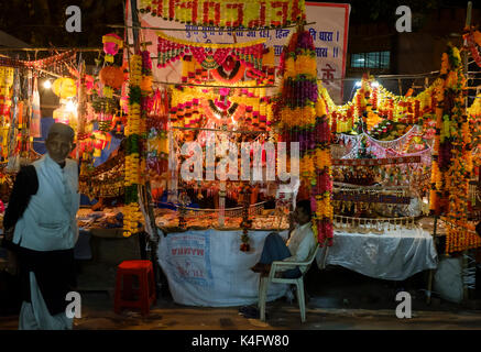 NEW DELHI, INDIEN - ca. Oktober 2016: Händler rund um das Spice Market und die Chandni Chowk in Alt Delhi in der Nacht. Stockfoto