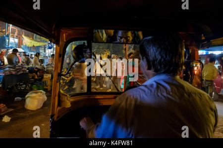 NEW DELHI, INDIEN - ca. Oktober 2016: Tuk Tuk Fahrer in den Straßen von Chandni Chowk in Old Delhi. Stockfoto