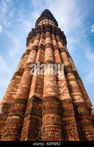 NEW DELHI, INDIEN - ca. Oktober 2016: Minarett im Qutub Minar complex. Mit 73 Metern ist er das höchste Minarett der Welt aus Backstein und zweite highest​ Stockfoto