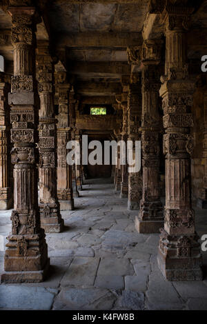 NEW DELHI, INDIEN - ca. Oktober 2016: Filigrane Steinschnitzereien auf dem Kreuzgang spalten Quwwat ul-Islam Moschee der Qutb Minar Complex. Der Kompl Stockfoto