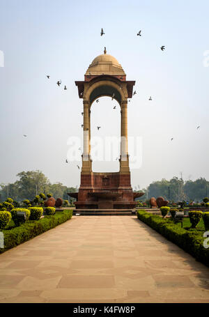 NEW DELHI, INDIEN - ca. Oktober 2016: Das Vordach hinter das India Gate, eine beliebte Touristenattraktion in Neu Delhi. Stockfoto