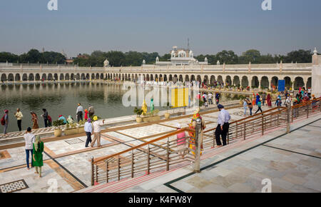 NEW DELHI, INDIEN - ca. Oktober 2016: die Menschen in den Pool der Gurudwara Bangla Sahi auch als Sikh Haus der Anbetung in Delhi bekannt zu verehren. Dies ist Oo Stockfoto