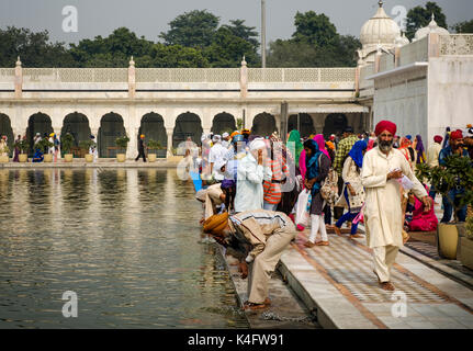 NEW DELHI, INDIEN - ca. Oktober 2016: die Menschen in den Pool der Gurudwara Bangla Sahi auch als Sikh Haus der Anbetung in Delhi bekannt zu verehren. Dies ist Oo Stockfoto