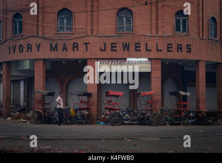 NEW DELHI, INDIEN - ca. Oktober 2016: Ecke der Patel Gali Straße in Chandni Chowk. Stockfoto