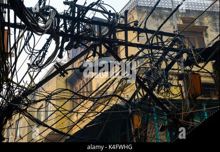 NEW DELHI, INDIEN - ca. Oktober 2016: Labyrinth der Kabel auf den Straßen von Old Delhi. Stockfoto