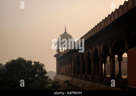 NEW DELHI, INDIEN - ca. Oktober 2016: Außen Detail der Jama Masjid Moschee in Delhi. Aus rotem Sandstein und weißem Marmor die Moschee gebaut wird, Stockfoto