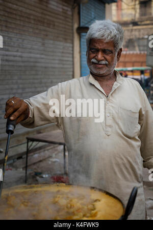 NEW DELHI, INDIEN - ca. Oktober 2016: Essen Kaufmann rund um das Spice Market und die Chandni Chowk in Old Delhi. Stockfoto