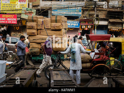 NEW DELHI, INDIEN - ca. Oktober 2016: Straße rund um das Spice Market und die Chandni Chowk in Old Delhi. Stockfoto